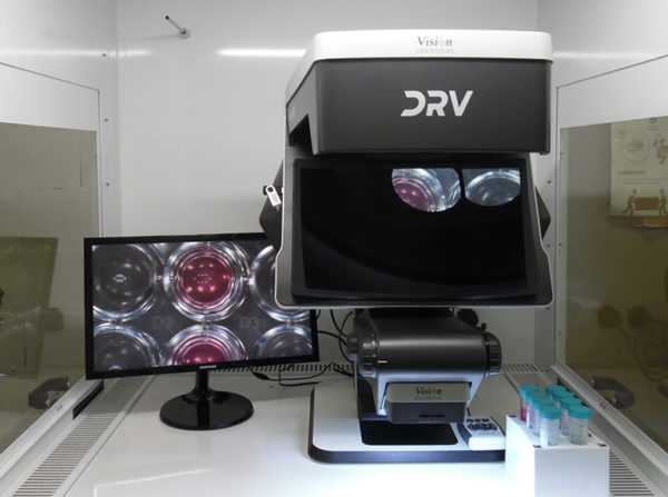 03-DRV-Z1-biomedical-application-inside-laminar-flow-cabinet-768x572px-600x447