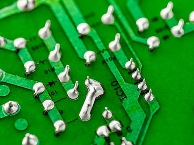 iStock-1835635545-solder-PCB-400×300 PCB板特寫